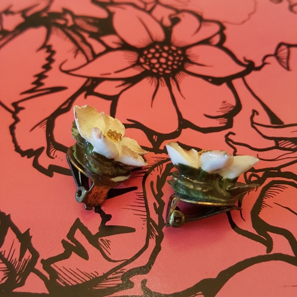 Vintage Tiki Flower Clip on Earrings Hand … - Picture 5 of 7